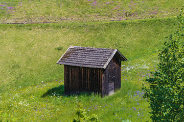 Obraz premium Heustadel in einer Blumenwiese im Frühling