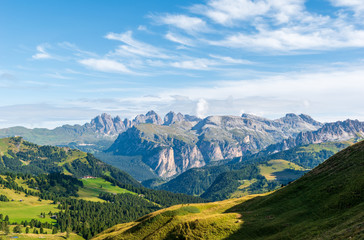 Die schönen Berge von Südtirol in Italien. Blick vom Sellapass auf die Geislergruppe und das Grödner Joch.