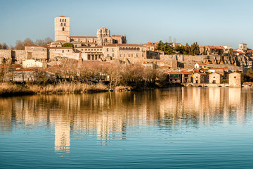 Fototapeta na wymiar Overview of the Castle and Cathedral of Zamora, from the Duero River.