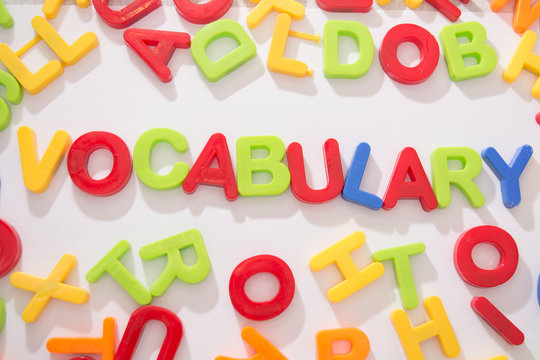 letras de pl&aacute;stico formando palabras  