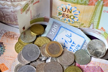 Monedas y billetes de diferentes paises