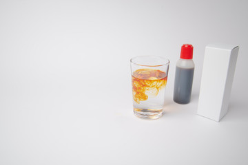 A cup with a gargle うがい薬