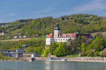 Fototapeta na wymiar Schloss Persenbeug mit dem Donaukraftwerk Ybbs/Persenbeug