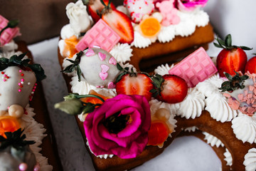 Fototapeta na wymiar Beautiful fruit cake decoration. strawberries and flowers