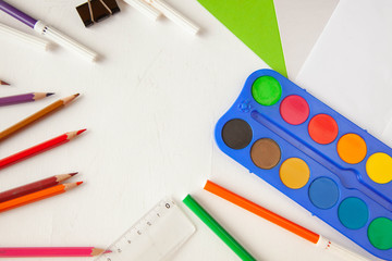 Naklejka premium set of pencils and a sheet of paper on a white background. Universal pencils for school, office and hobby. Drawing set.