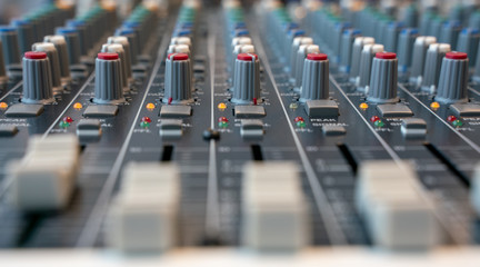 audio mixing console