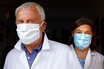 Coppia di medici con mascherina guardia seriamente 