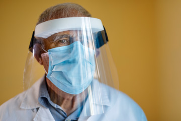 Ritratto di dottore, con tutto l'equipaggiamento anti contagio e la maschera di protezione...