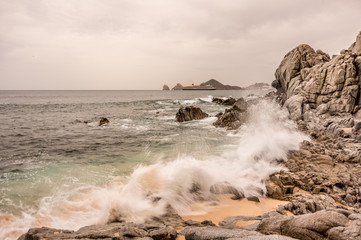 Las olas rompiendo sobre las rocas