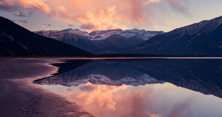 Rocky Mountains, Alpenglühen, Truck, perfect Reflection, Sonnenuntergang