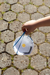 Criança a segurar numa máscara