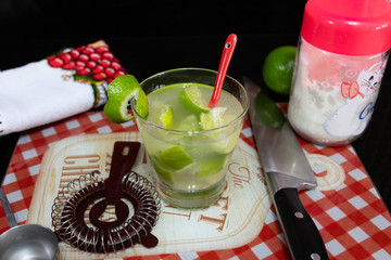 Caipirinha, bebida brasileira feita com cachaça, limão e açucar
