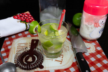 Caipirinha, bebida brasileira feita com cachaça, limão e açucar