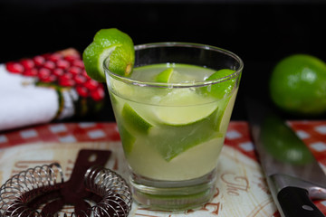 Caipirinha, bebida brasileira feita com cachaça, limão e açucar