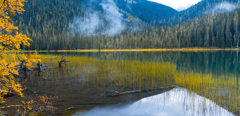 Joffre Lakes Provincial Park Canada - unfassbare Farben Wanderung im Wald