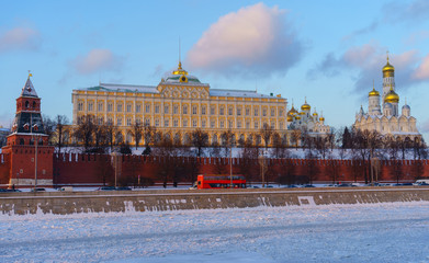 Obraz premium Moscow Kremlin and frozen river on a clear winter day.