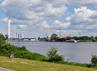 Obraz premium Blick von Kaltehofe nach Tiefstaak in Hamburg