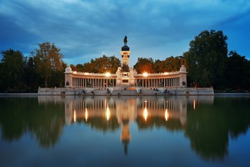 Fototapeta na wymiar Madrid El Retiro Park monument
