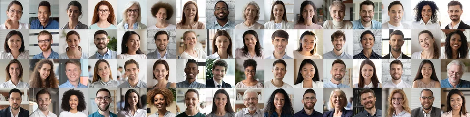 Poster Multi-etnische mensen van verschillende leeftijden kijken naar camera collage mozaïek horizontale banner. Veel multiraciale zakenmensen groeperen lachende gezichten headshot portretten. Breed panoramisch kopontwerp. © fizkes