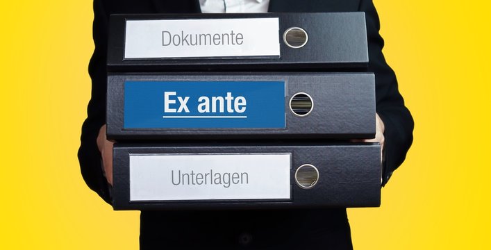 Ex ante. Anwalt im Anzug trägt einen Stapel Ordner. 3 Aktenordner. Blaue Beschriftung mit Text. Hintergrund gelb. Recht, Gesetz, Rechtsprechung