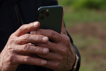 Smartphone in den Händen