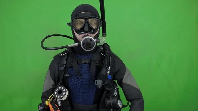 ving sign- divemaster  shows sing  I DO NOT HAVE AIR ,GIVE ME AIR  