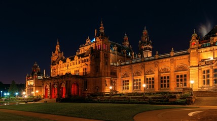 Fototapeta na wymiar Glasgow University at night