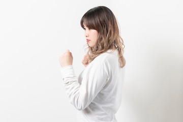 パンチする若い女性