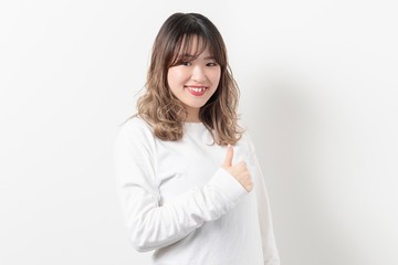 Obraz premium いいねのポーズをする女性