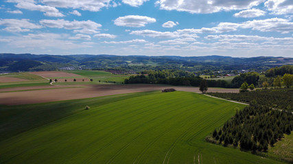 Fototapeta na wymiar Sauerland Felder Berge Himmel und Wolken