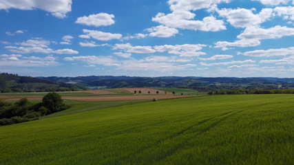 Fototapeta na wymiar Sauerland Felder Berge Himmel und Wolken