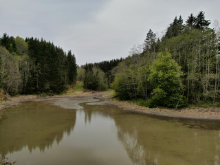Fototapeta na wymiar Wyschnięte koryto rzeki w czasie suszy 