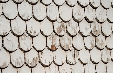 Graue Holzschindeln an einer Hauswand