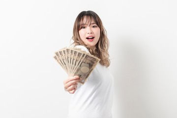 お金を手に持つ若い女性