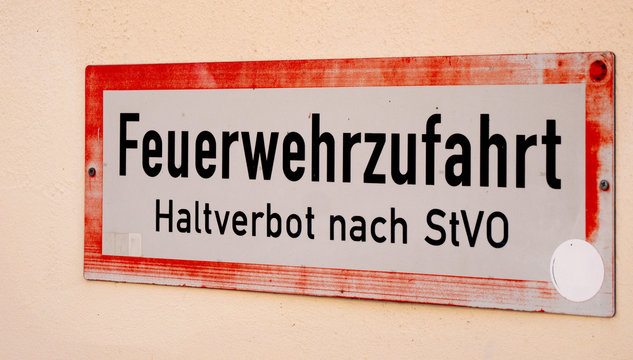 Fotos Lizenzfreie Bilder Grafiken Vektoren Und Videos Von Feuerwehrzufahrt Adobe Stock