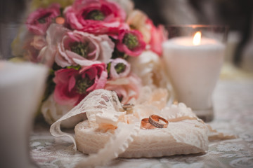 weddwedding rings and a bouquet of flowers, wedding ringsing cake with roses