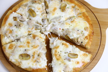 White Sauce Mushroom Mozzarella Cheese Pizza