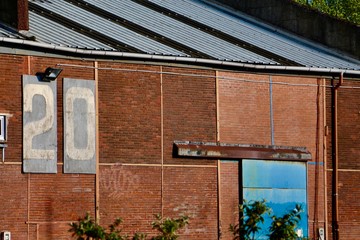 Façade d'un bâtiment industriel en brique avec un toit en zinc dans les docks de la ville de Nantes (France)