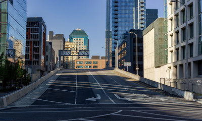 Obraz premium Nowa normalność: puste ulice w San Francisco z powodu schronienia na miejscu