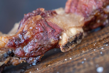 carne asada argentina sobre tabla de madera