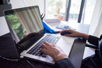 Laptop y oficina de trabajo
