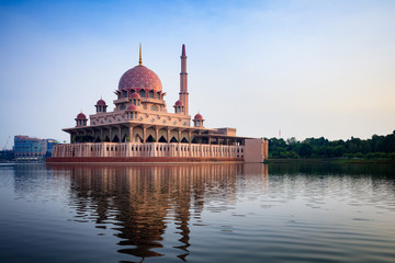 Fototapeta na wymiar Putra mosque