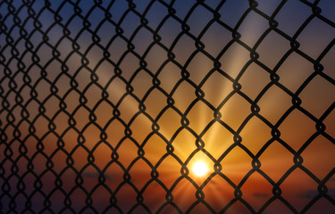 Naklejka premium フェンス 夕日 素材