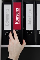 Konsens – Recht/Gesetz/Anwalt. Ordner im Regal. Hand nimmt Unterlagen aus Schrank. Beschriftung...