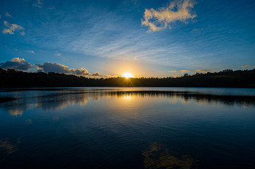 Fototapeta na wymiar Sunset at Lake Eacham Cairns QLD Australia -夕暮れに染まる湖-
