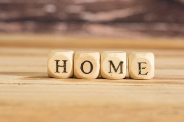 Buchstaben und das Wort Home