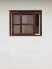 Fototapeta na wymiar wood frame window 오래된 나무 창문 오픈 