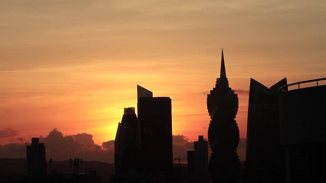 panam&aacute; con vistas al edifico tornillo