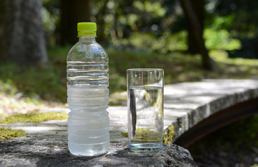 飲み水とグラス
