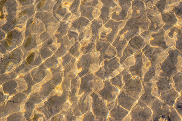 Klares Wasser einer sprudelnden Quelle mit Wasserpflanzen und klarer Bach mit seidigen Wellen für...